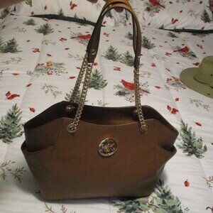 Like New Michael kors large shoulder purse jet set